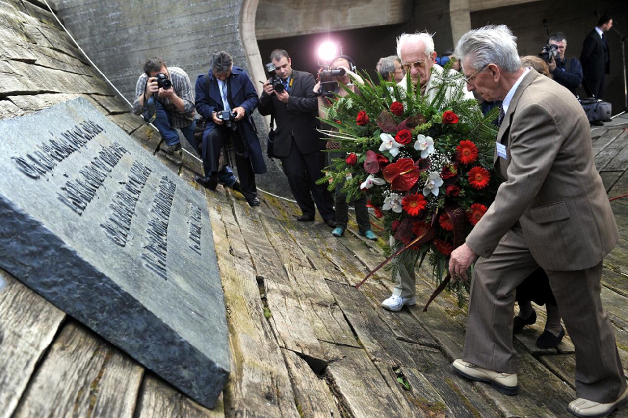 \'18.04.2010., Jasenovac - U Spomen podrucju Jasenovac kod spomenika Cvijet odrzala se komemoracija i polaganje vijenaca u znak sjecanja na 22. travnja 1945., dan proboja zatocenika iz ustaskog koncen