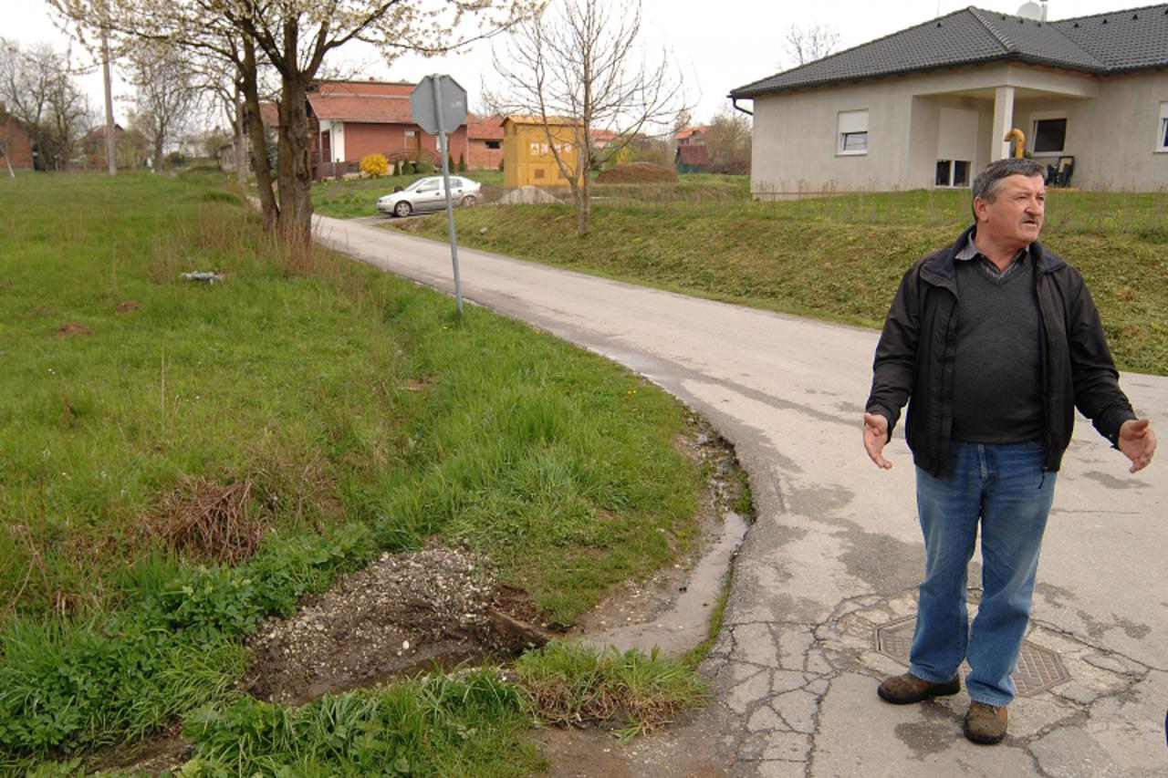 \'14.04.2010., Knezovec- Franjo Levacic iz Knezovca nezadovoljan stanjem kanalizacije u svom selu. Kako kaze, kanalizacija je od strane opcine vec dugo obecana, a od obecanja nista. Photo: Vjeran Zgan