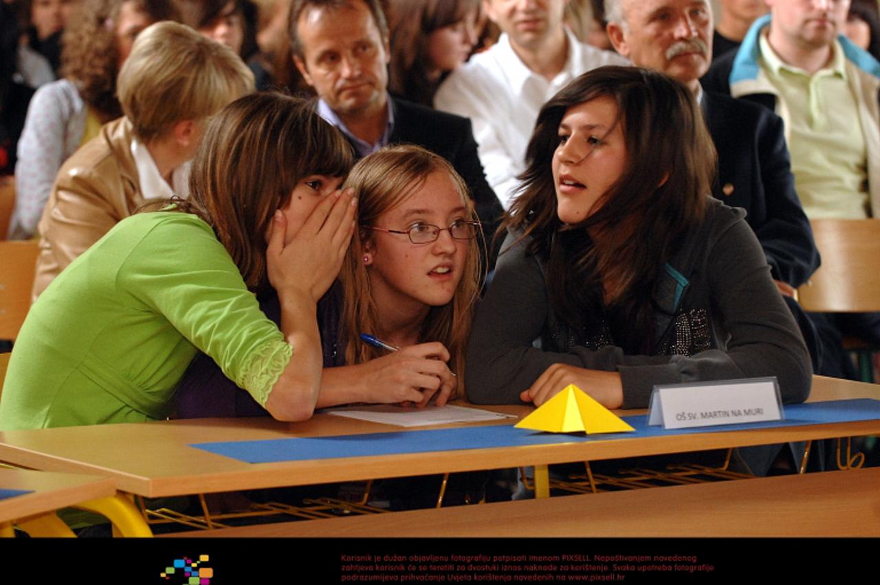 '27.04.2010., Strahoninec- Finale EU kviza u OS Strahoninec. Ucenici odgovarali na pitanja iz raznih podrucja. Photo: Vjeran Zganec-Rogulja/PIXSELL'
