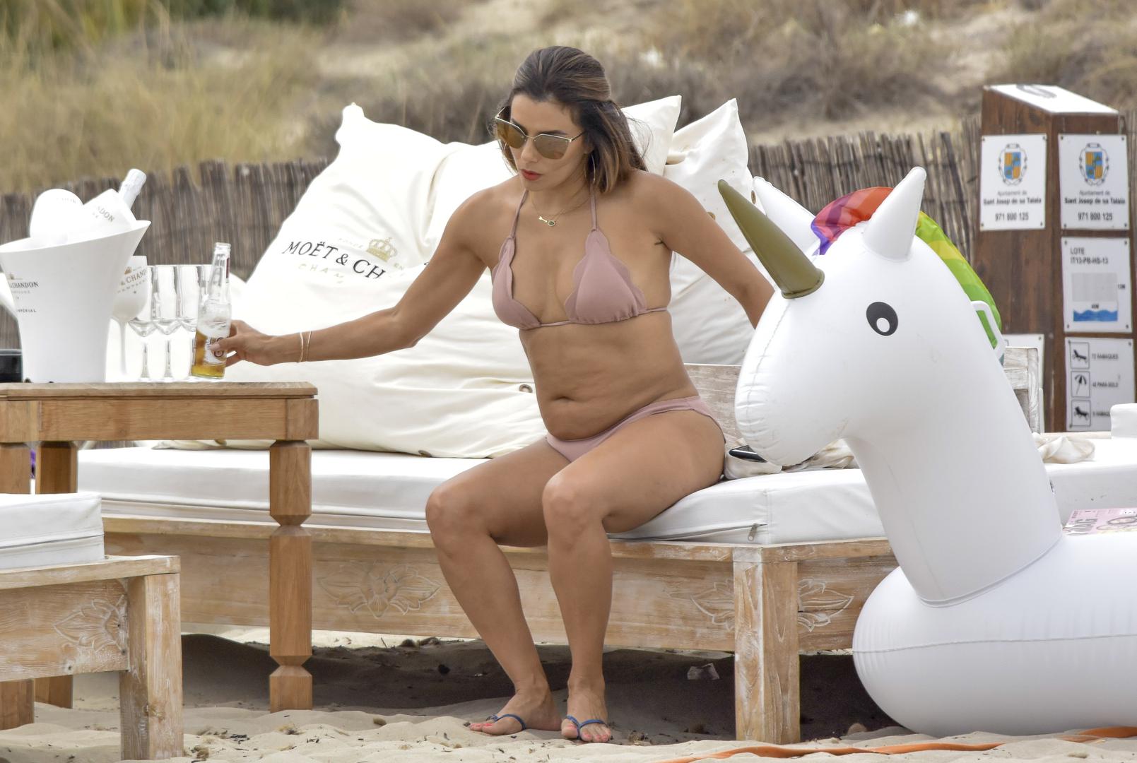 Eva Longoria sa suprugom Joseom Bastonom odmara na Ibizi, a fotografi su je snimili u kupaćem kostimu na plaži, a fotografije dokazuju da Eva nema više tako seksi tijelo kao onda kad je snimala "Kućanice".