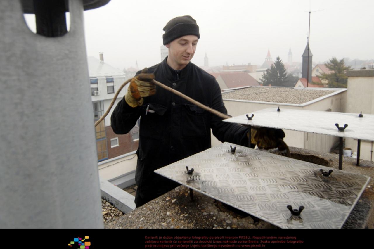 '22.01.2009., Varazdin - Dimnjacari ciste dimnjake na zgradama u Varazdinu. Photo: Marko Jurinec/Vecernji list'