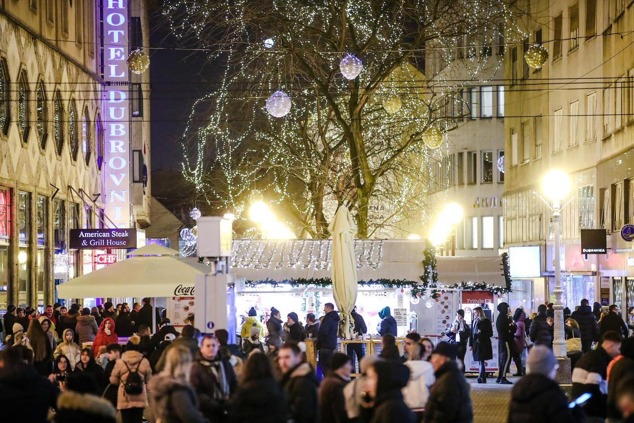 Zagreb: Večernja blagdanska atmosfera na glavnom gradskom trgu