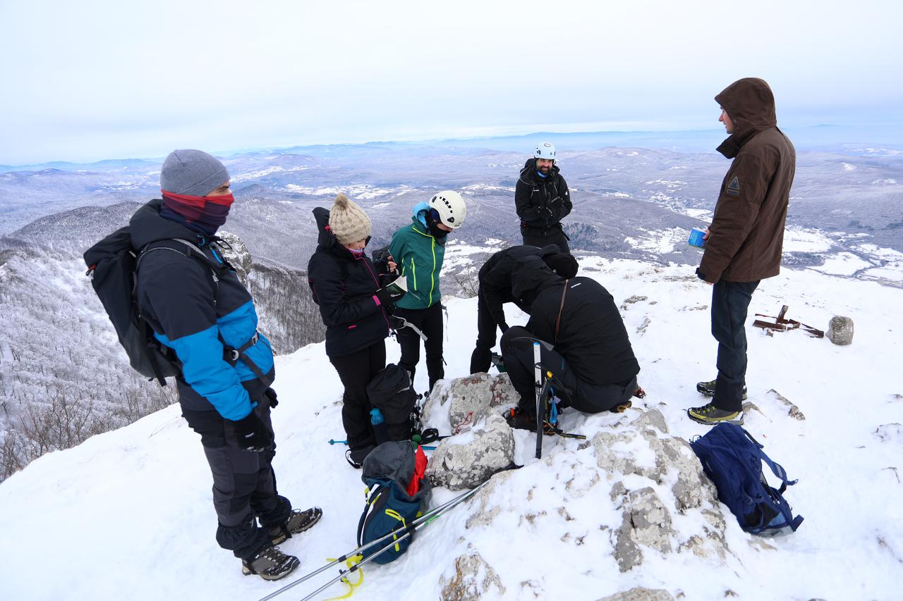 Brojni planinari sudjelovali na pohodu na Klek i obilježavanju planinarske Nove godine