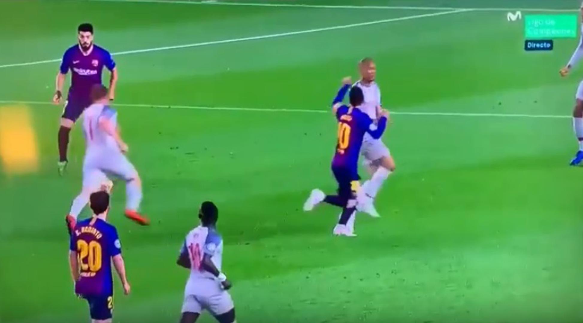 No, pojavila se snimka koja dovodi u pitanje Messijev drugi gol. Naime, vidi se da je Argentinac netom prije prekršaja natrčao na Fabinha i udario ga šakom u glavu.