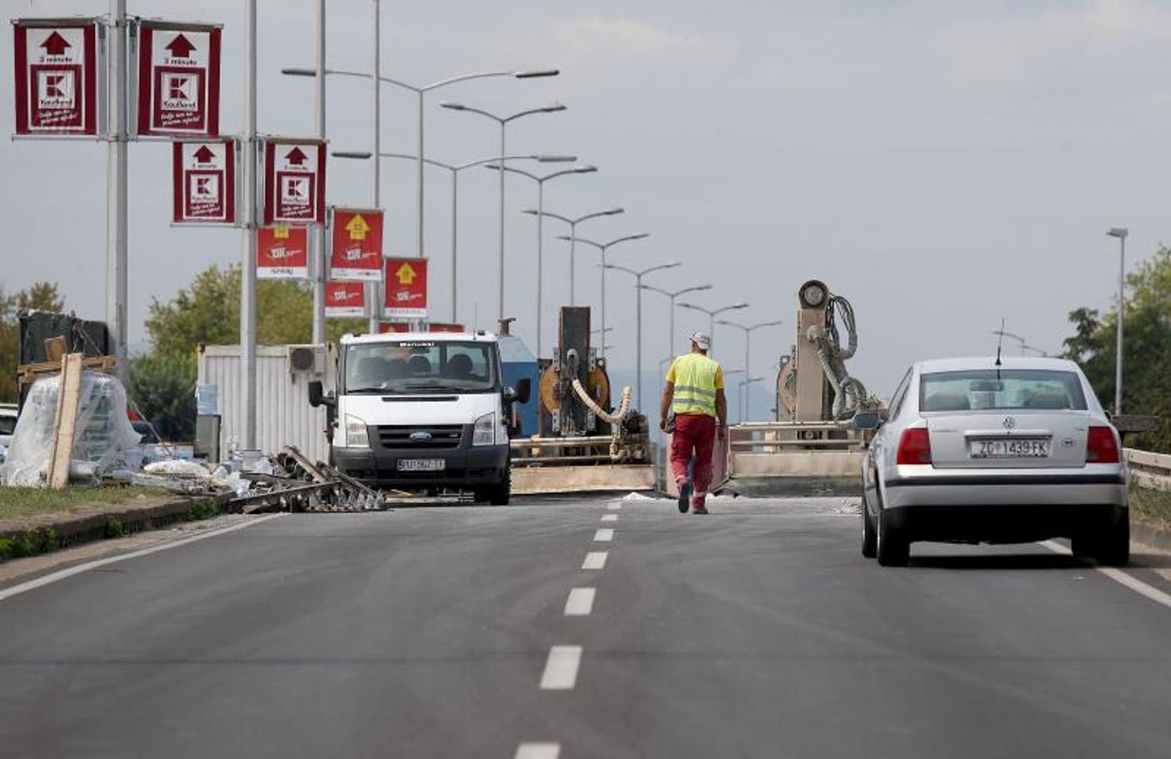 Radovi na glavnim zagrebačkim cestama uzrok su brojnih prometnih gužvi koje se povećavaju kako sezona godišnjih odmora završava...