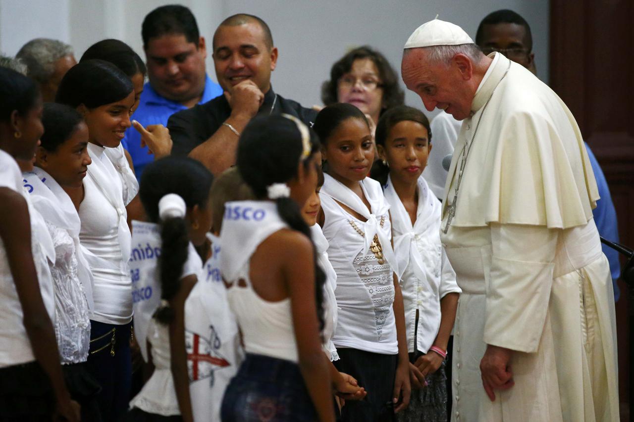 Pope Francis talks with children at the sanctuary of the Virgin of Charity in El Cobre, Cuba, September 21, 2015.     REUTERS/Tony Gentile TPX IMAGES OF THE DAY