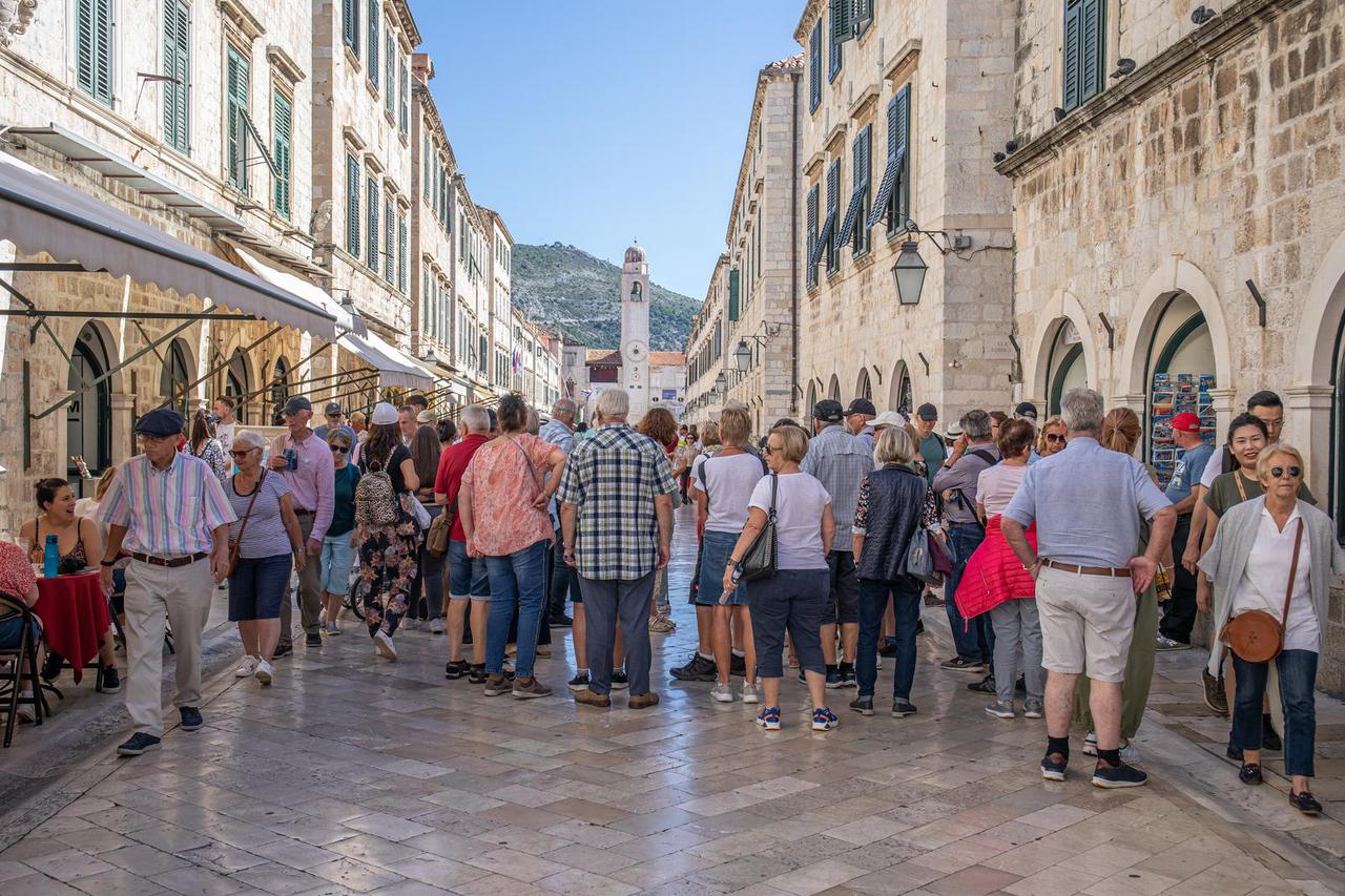 Brojni turisti uživaju u znamenitostima Dubrovnika
