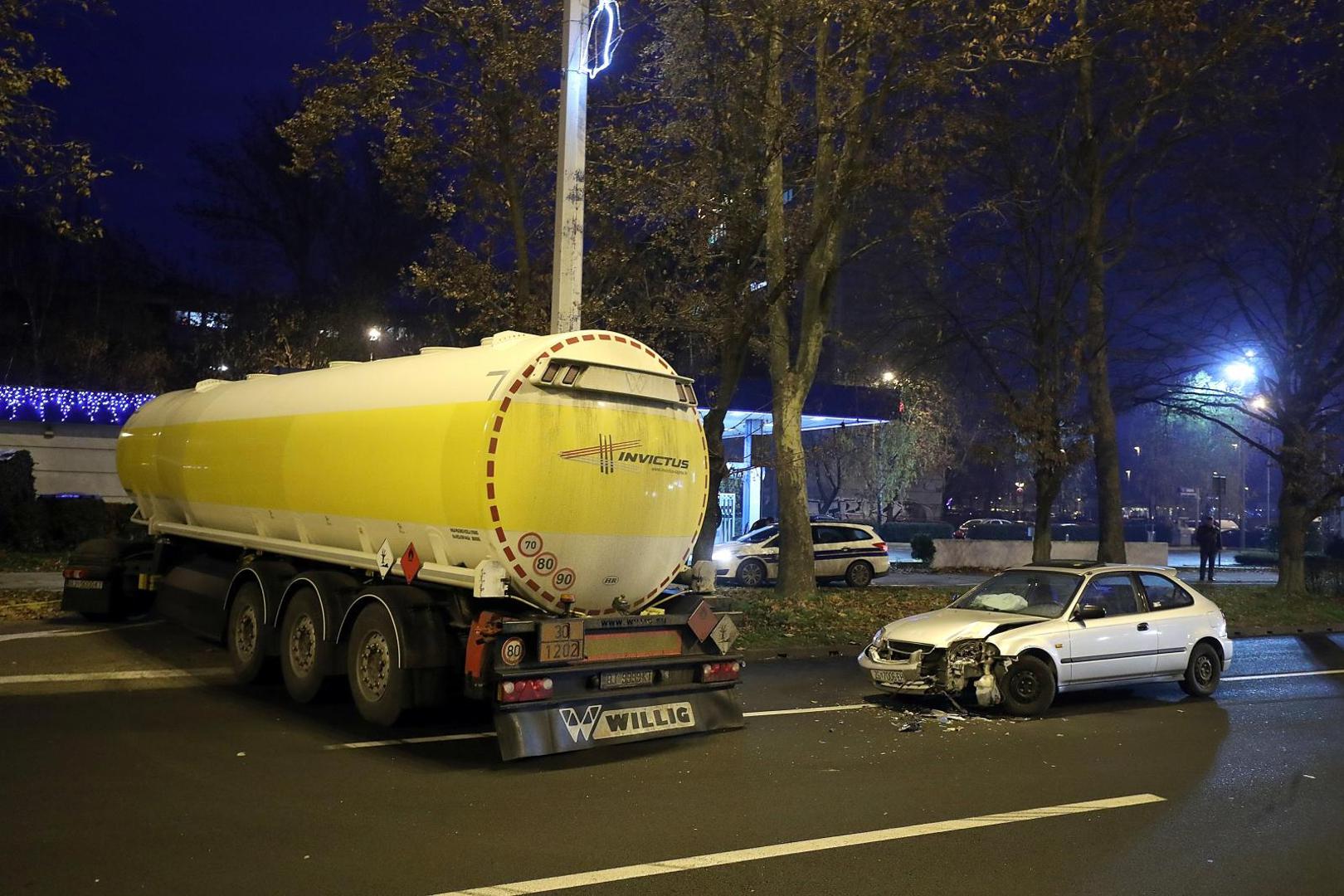 U Novom Zagrebu, na Aveniji Dubrovnik, danas oko 15.40 dogodila se prometna nesreća.