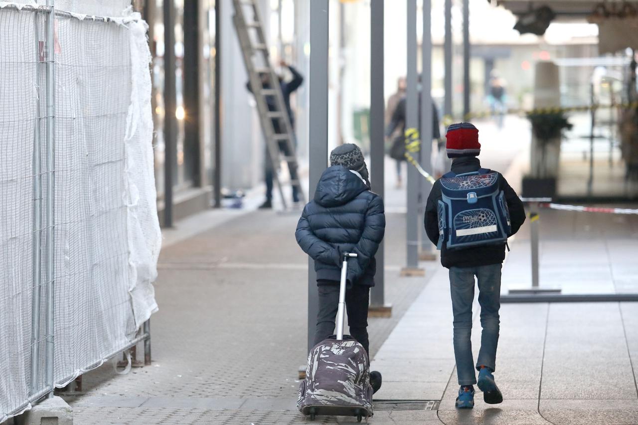 Učenici na putu do škole prolaze kroz centar Zagreba na kojem se još vide posljedice potresa