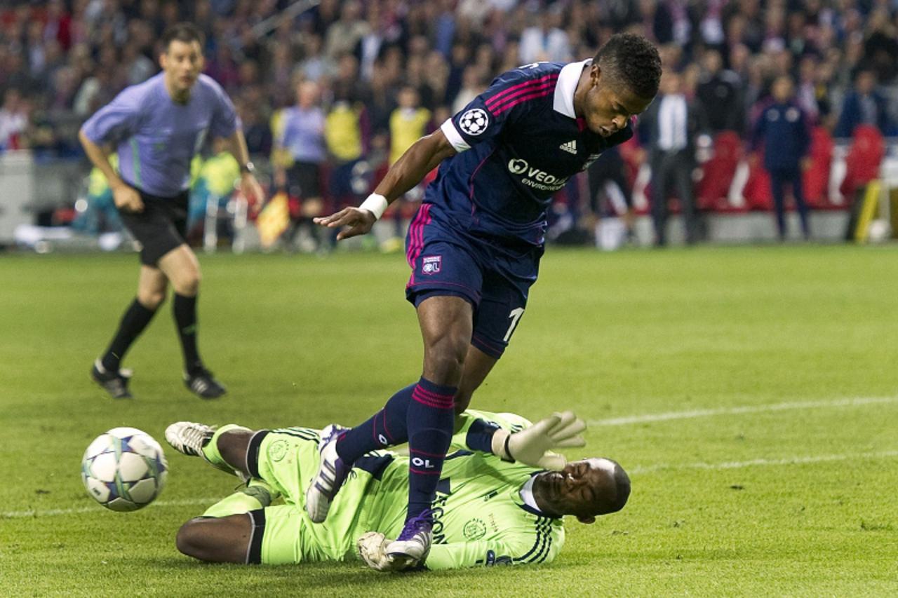 \'Olympique Lyon\'s Michel Bastos (L)  fights for the ball with goalkeeper Kenneth Vermeer of Ajax Amsterdam during their Champions  League Group D soccer match in Amsterdam September 14, 2011. REUTER