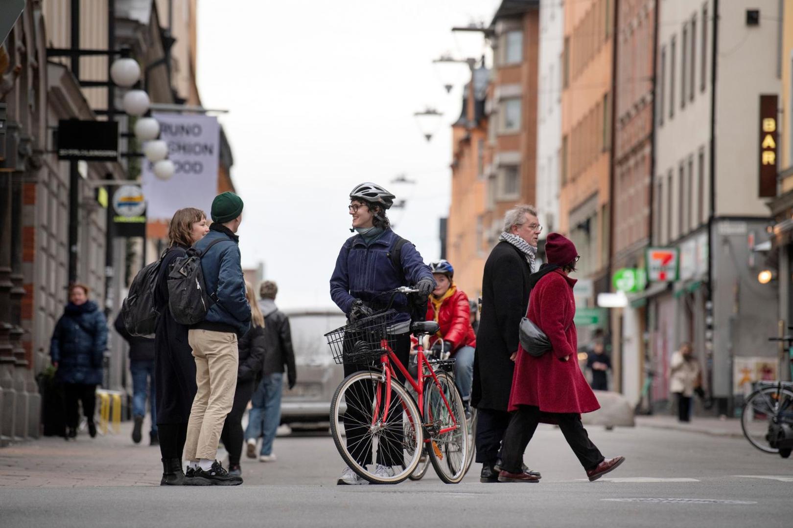 The spread of the coronavirus disease (COVID-19) in Stockholm People talk on a street in the Sodermalm district, as the spread of the coronavirus disease  continues (COVID-19) in Stockholm, Sweden April 1, 2020. TT News Agency/Jessica Gow  via REUTERS   ATTENTION EDITORS - THIS IMAGE WAS PROVIDED BY A THIRD PARTY. SWEDEN OUT. NO COMMERCIAL OR EDITORIAL SALES IN SWE TT NEWS AGENCY
