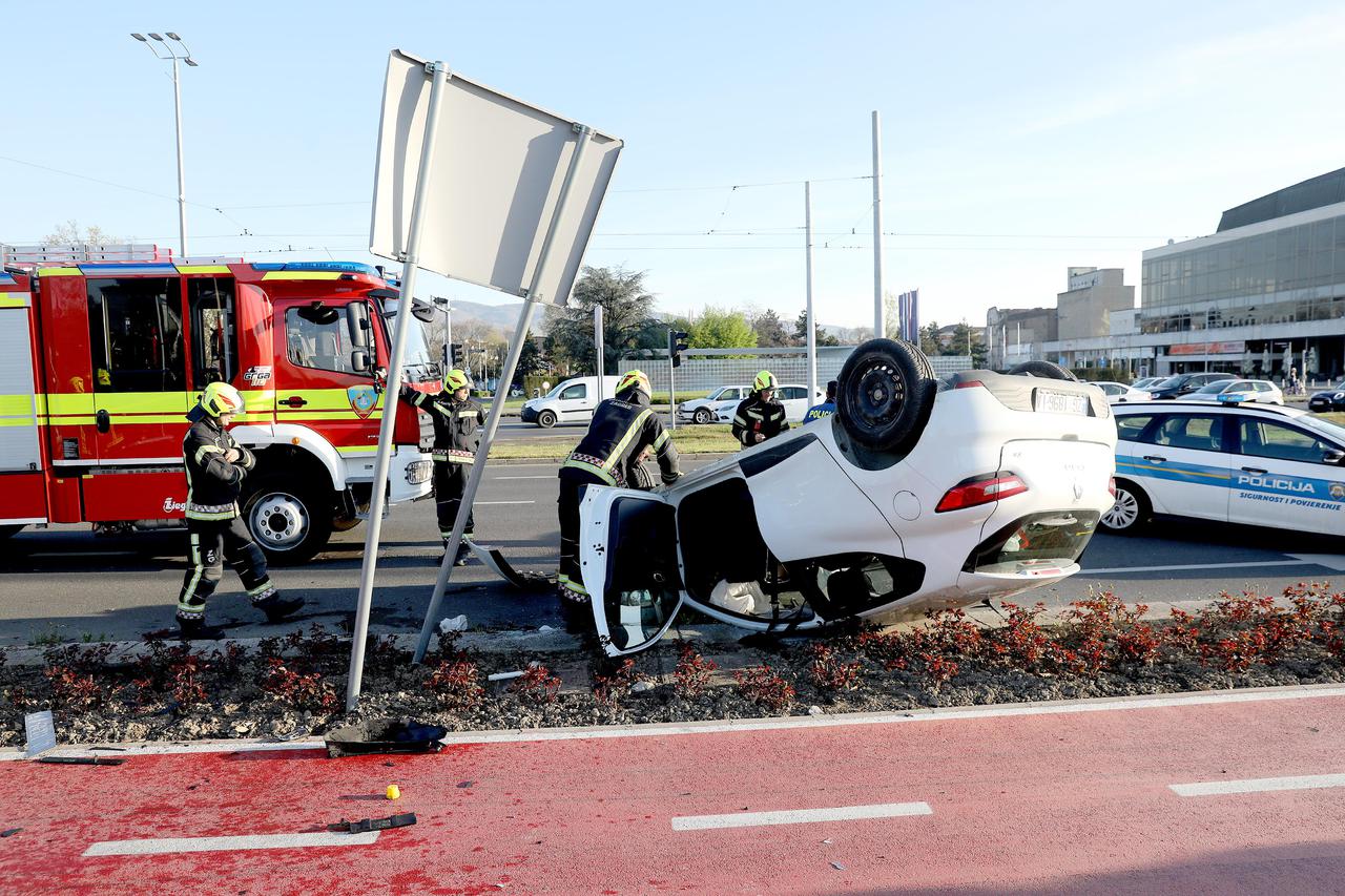 Zagreb: Jedan automobil završio na krovu u prometnoj nesreći u Vukovarskoj