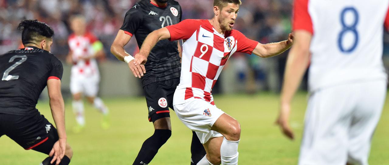 Hrvatska u šarenom sastavu izgubila od Tunisa, navijači ostali na stadionu unatoč velikom pljusku