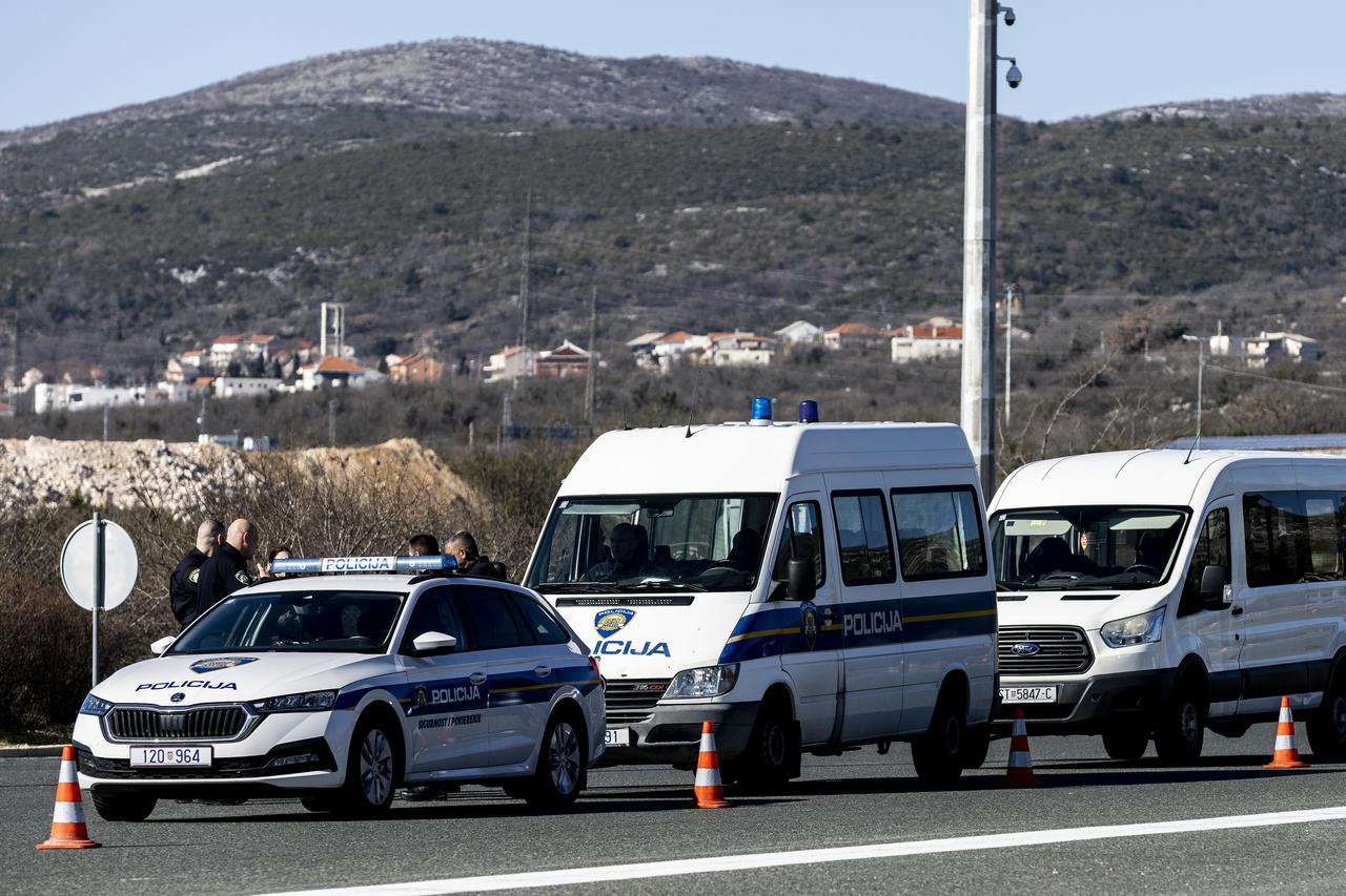 Policija dočekuje navijače Dinama na izlazu s autoceste A1 u Dugopolju