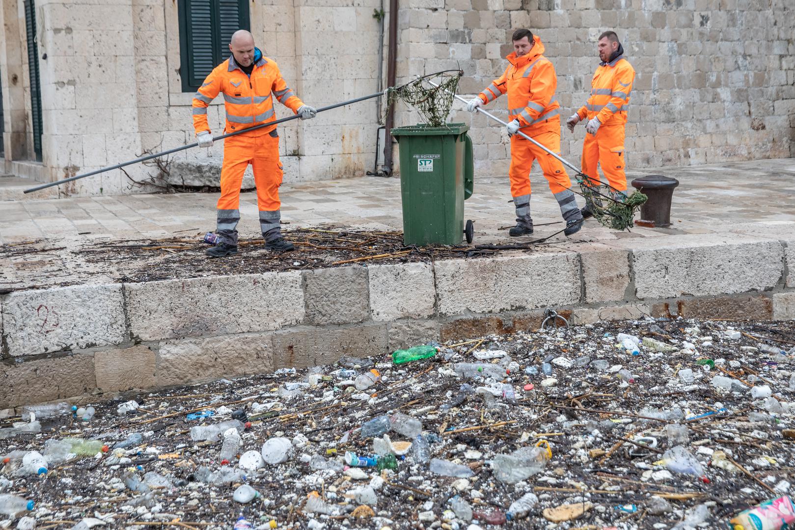 Zbog izrazito jakoga juga velike količine smeća i plastičnog otpada doplutale su u staru gradsku luku u Dubrovniku. 