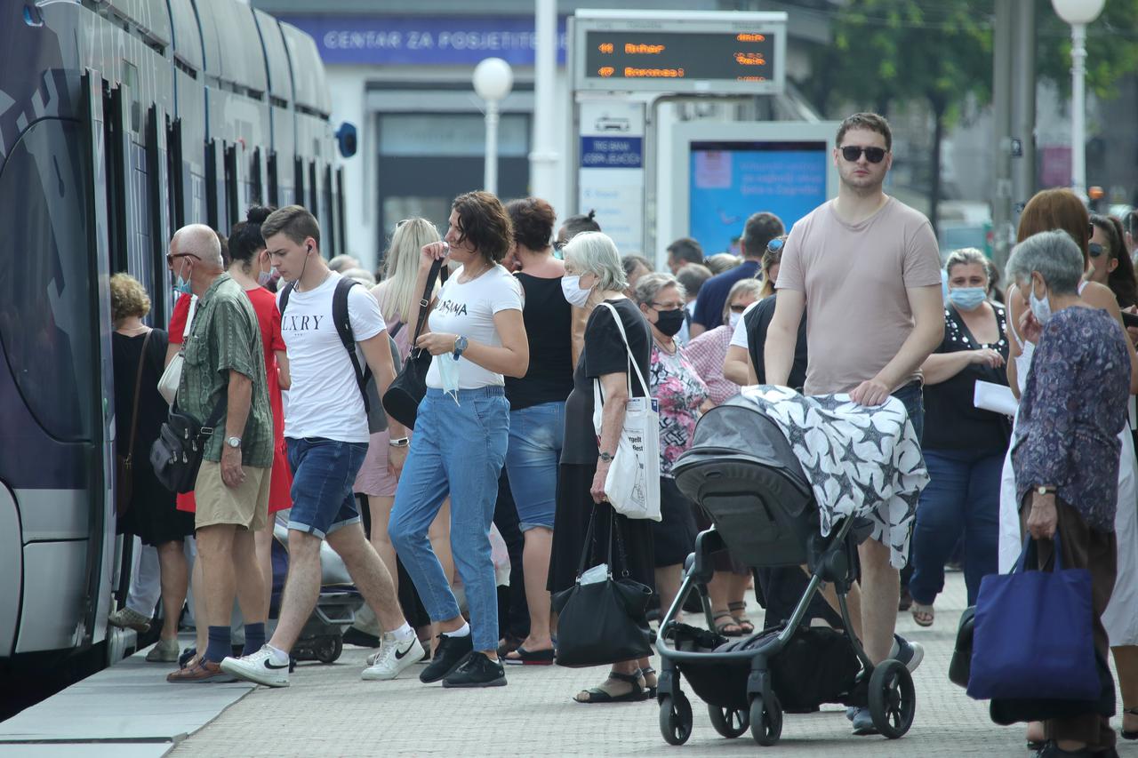 Zagreb: Gužve na tramvajskim stajalištima zbog ljetnog reda vožnje
