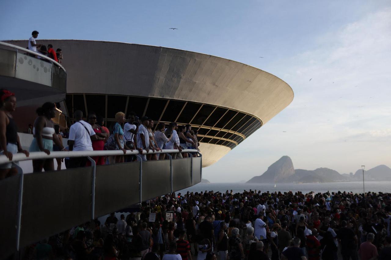 Contemporary Art Museum (MAC), known as flying disc or UFO, by the architect Oscar Niemeyer, celebrates its 27th anniversary in Niteroi