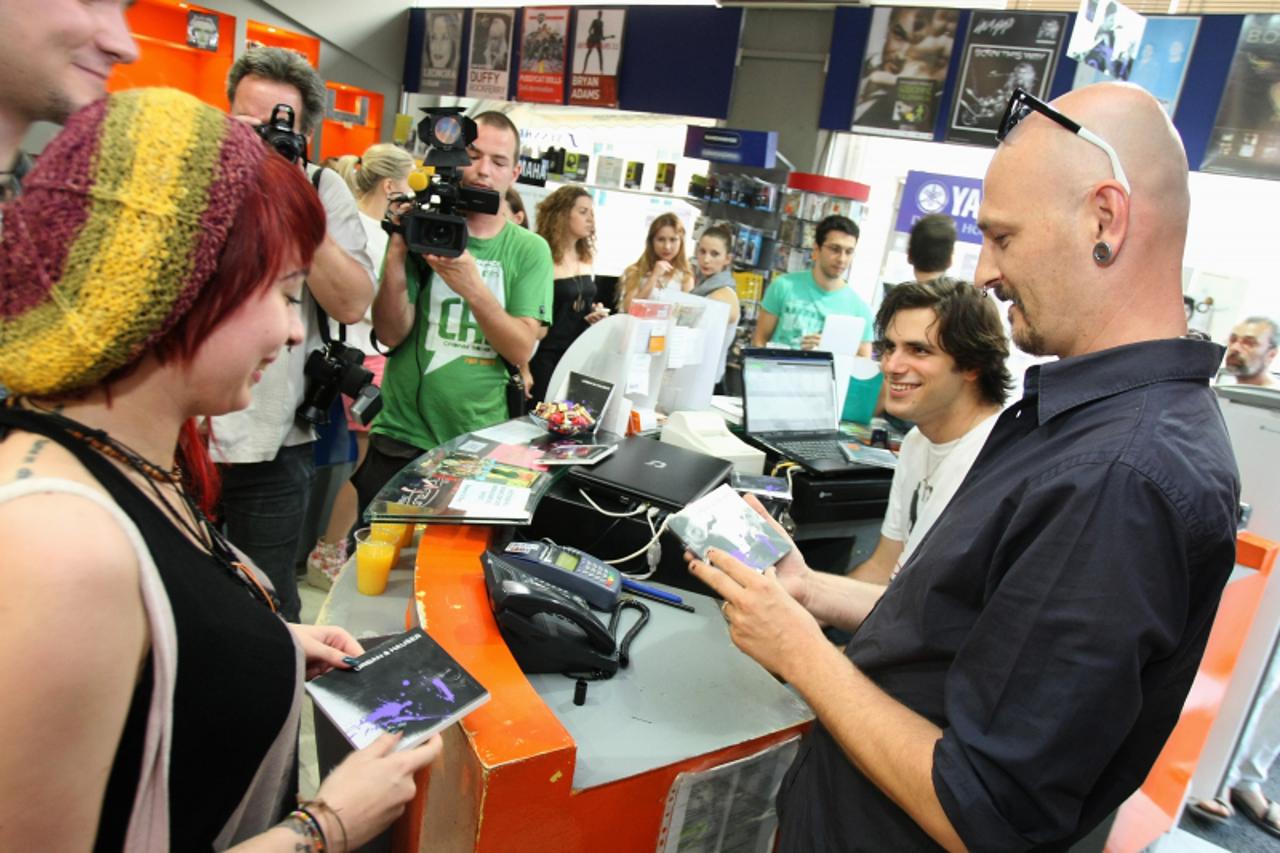 '19.07.2011., Zagreb - Glazbenici Damir Urban i Stjepan Hauser u Aquarius CD shopu obozavateljima potpisuju CD sa zajednickim albumom. Photo: Jurica Galoic/PIXSELL'