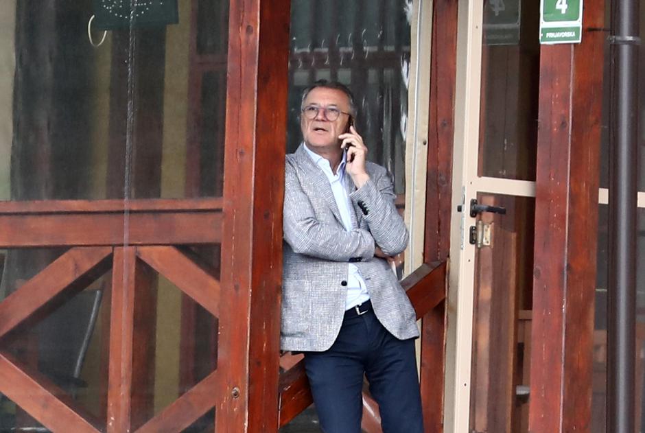Sarajevo: Zdravko Mamić priča na mobitel dok čeka da njegov brat izađe iz zgrade Suda
