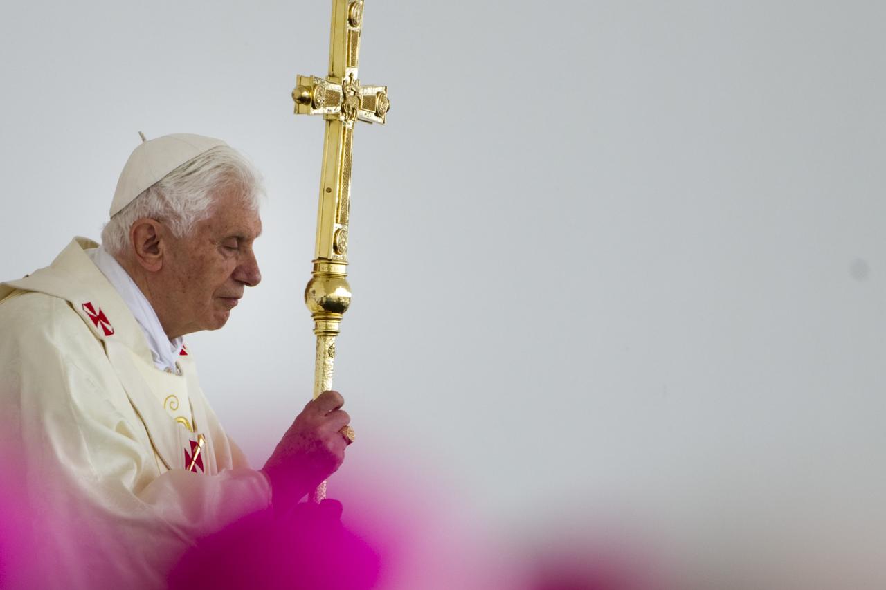 Pope Benedict XV prays during a mass held at Zagreb hippodrome on the second and final day of his pastoral visit to the country, Croatia, 5 June 2011. Foto: Michael Kappeler/DPA/PIXSELL