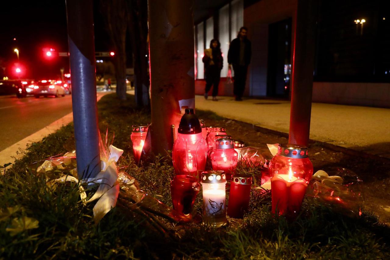 Split: Svijeće i cvijeće na mjestu ubojstva 22-godišnjeg mladića