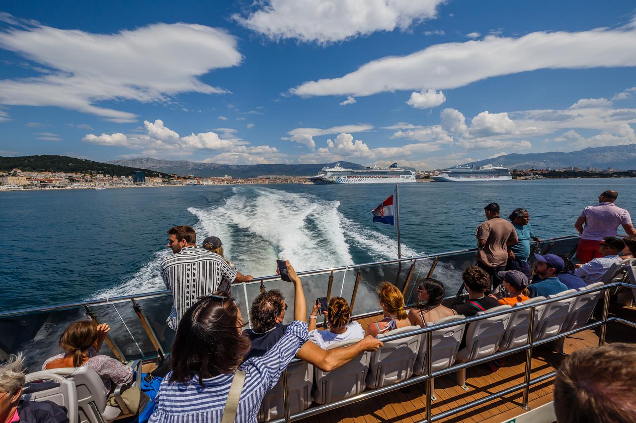 Split: Turisti uživaju u pogledu s katamarana na putu za Hvar