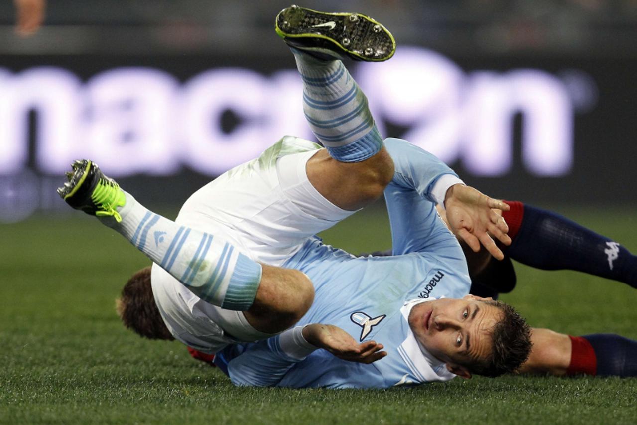 'SS Lazio's Miroslav Klose falls during their Italian Serie A soccer match against Cagliari at the Olympic stadium in Rome January 5, 2013.  REUTERS/Giampiero Sposito (ITALY - Tags: SPORT SOCCER)'