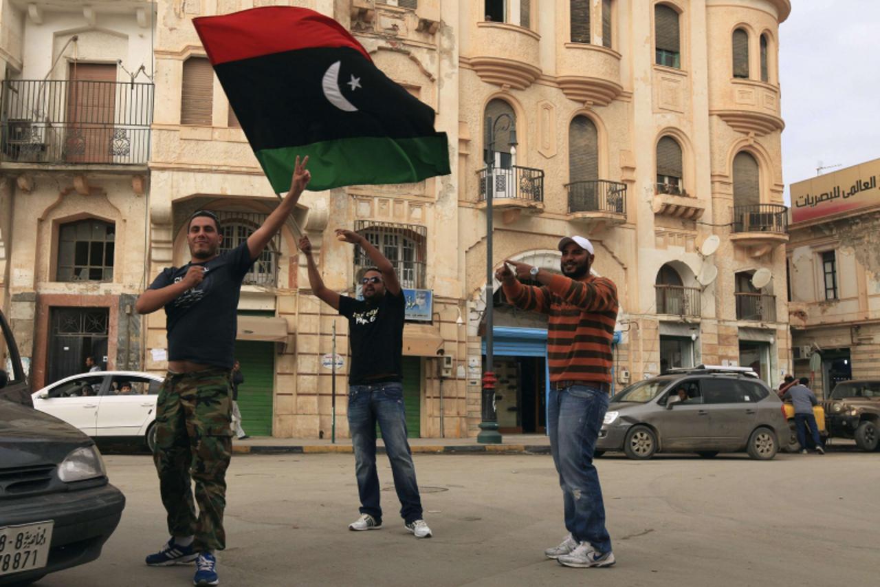 \'Libyans celebrate after news of Saif al-Islam Gaddafi\'s arrest, near the courthouse in Benghazi November 19, 2011. REUTERS/Esam Al-Fetori (LIBYA - Tags: POLITICS)\'