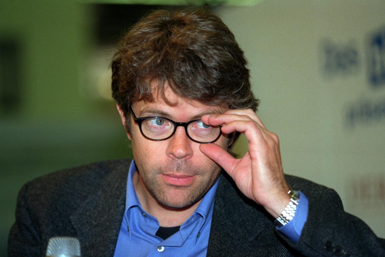 '(dpa) - US author Jonathan Franzen pictured at the Book Fair in Frankfurt, October 2002. At the book fair he presented his new book \'The Corrections\', in which he satirically narrates the live of a