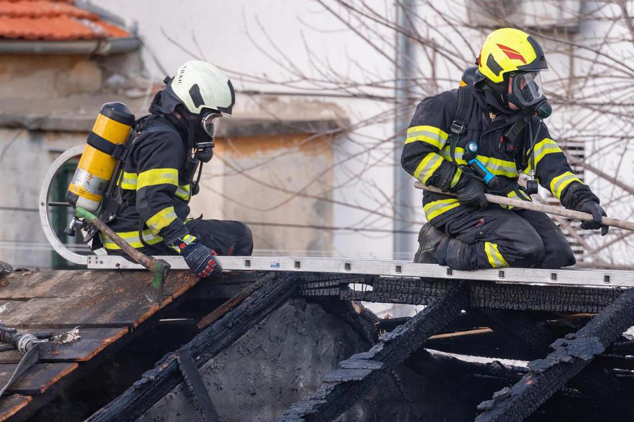 Zadar: Vatrogasci ugasili veliki požar koji je izbio u jednoj od garaža u zgradi koju je nekada koristio HAK