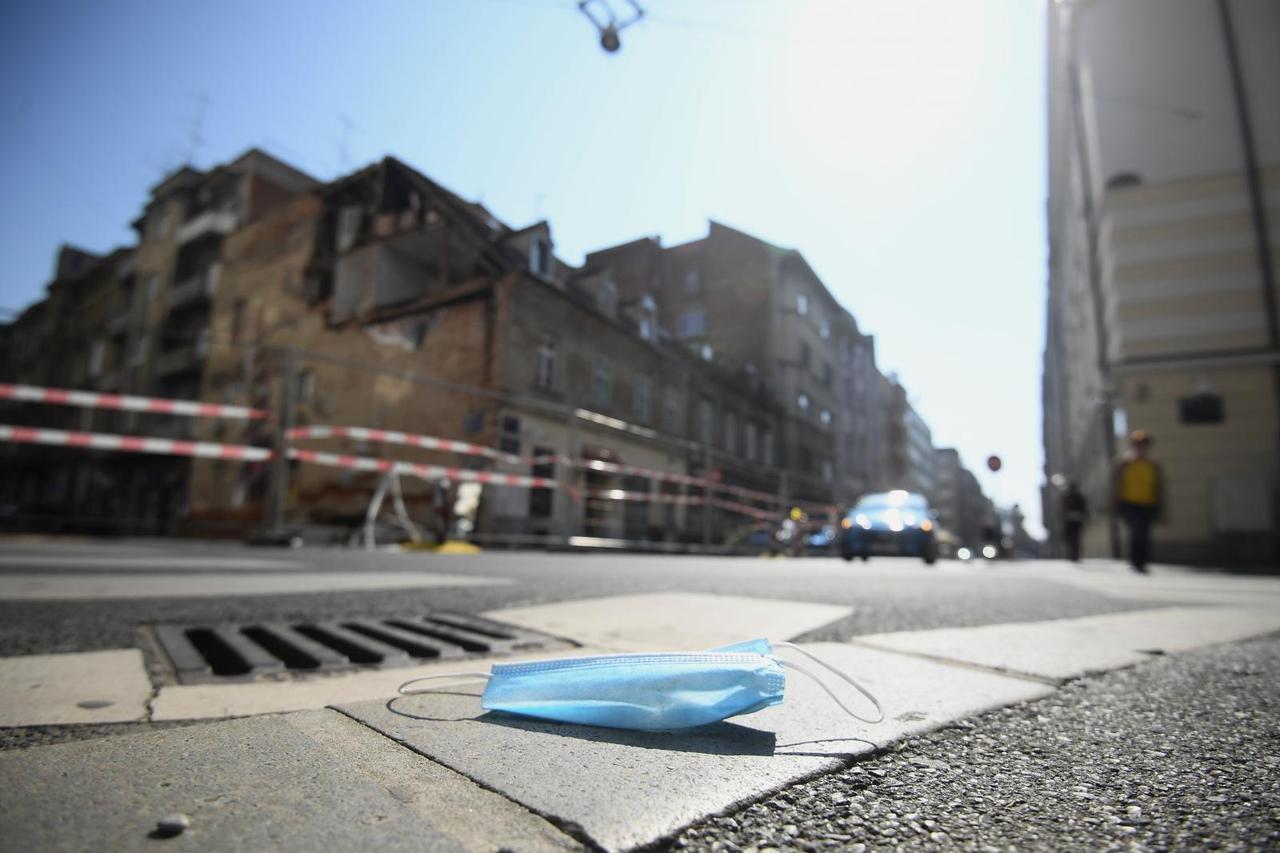 Zagreb: Odbačena maska na ulici
