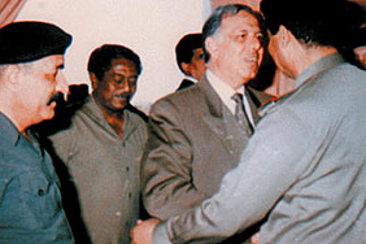 Abdel Al-Majid Al-Rafie bio je član Nacionalnog kongresa stranke Ba’ath, kojoj je pristupio 1958. te se često susretao s bivšim iračkim   diktatorom Sadamom Huseinom