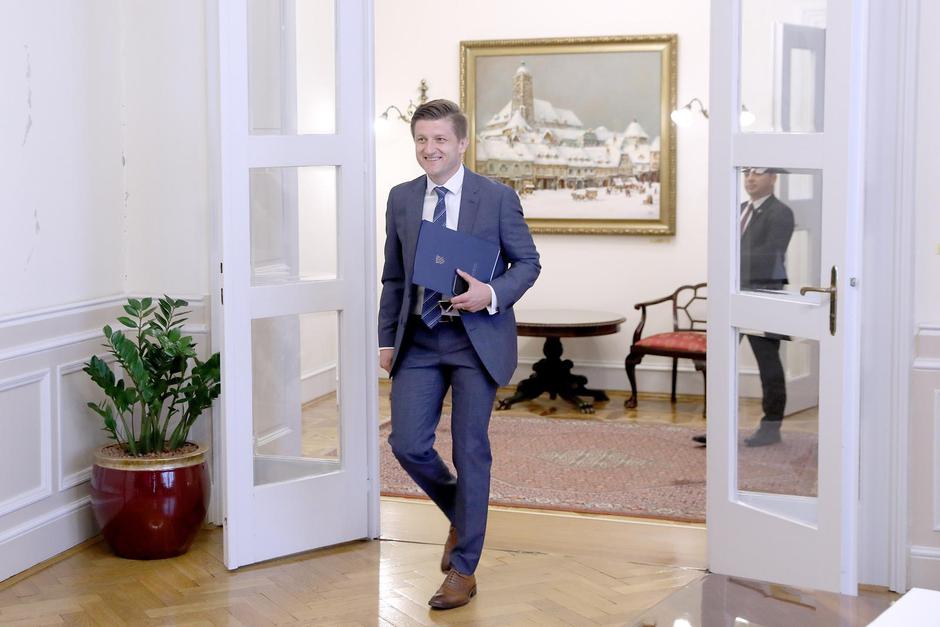 Bivši ministar Marić odlazi sa sastanka na kojem je imenovan novi ministar