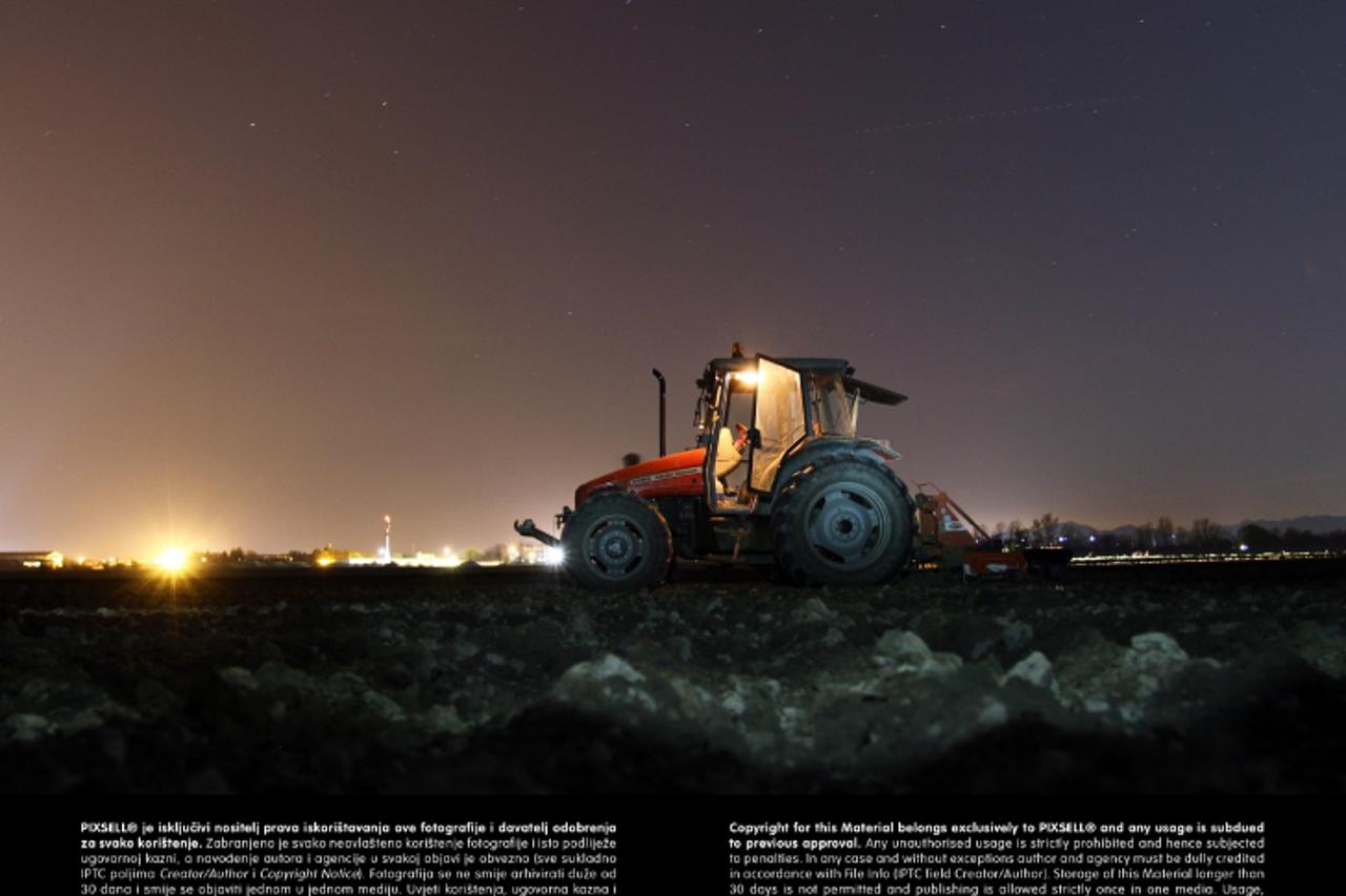 '18.04.2013., Varazdin - Zbog dugotrajnog snijega i poplava da bi stigli rokove sjetve poljoprivrednici su primoreni zemlju obradjivati i nocu. Zdravko Cafuk priprema oko 24 hektara zemlje za sjetvu. 