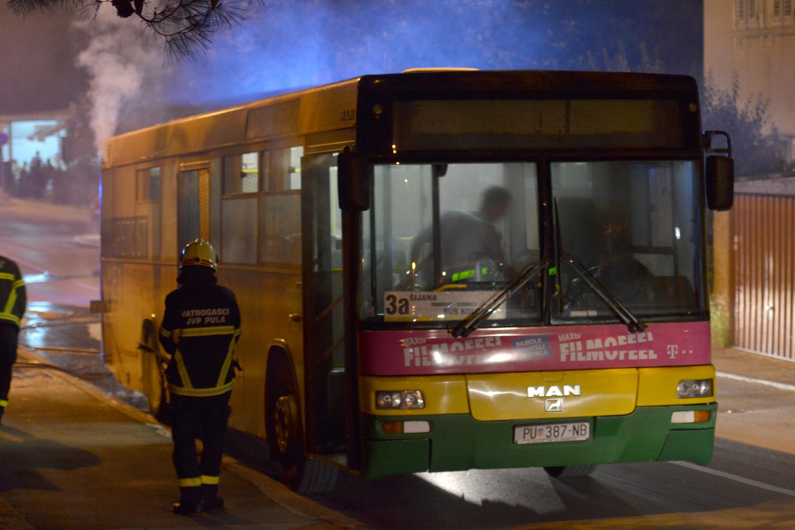 Na raskrižju Radićeve i Rizzijeve ulice u Puli zapalio se gradski autobus Pulaprometa, piše Glas Istre.