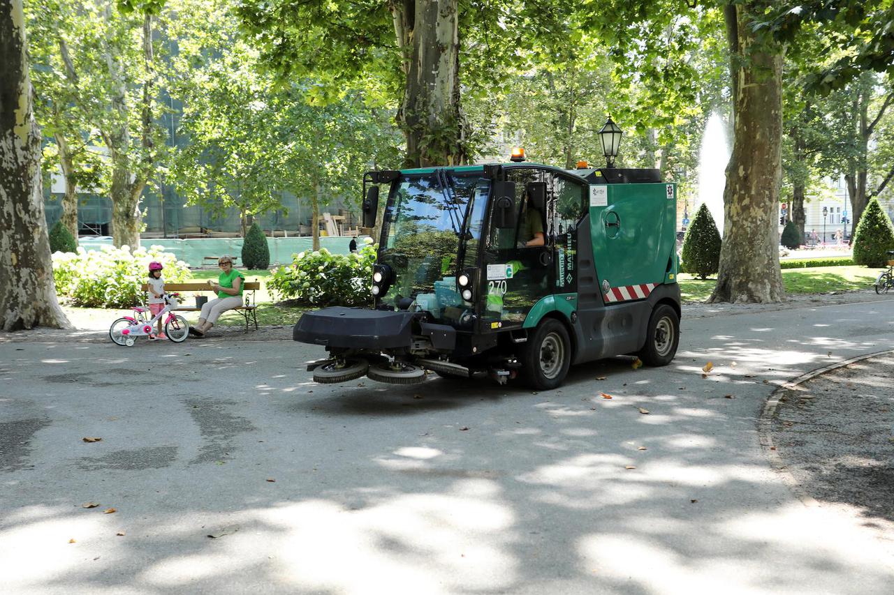 Zagreb:  Čišćenje parka Zrinjevac
