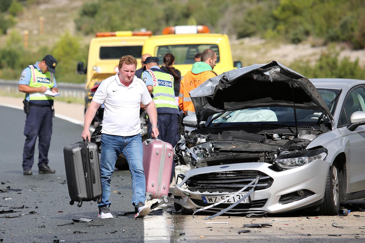 U prometnoj nesreći kod Skradina sudjelovala tri vozila