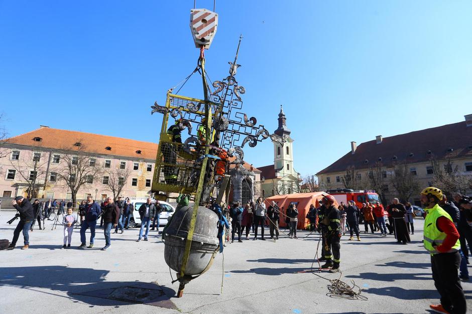 Zbog oštećenja uklonjeni križ i jabuka sa zvonika crkve Presvetog Trojstva u Karlovcu