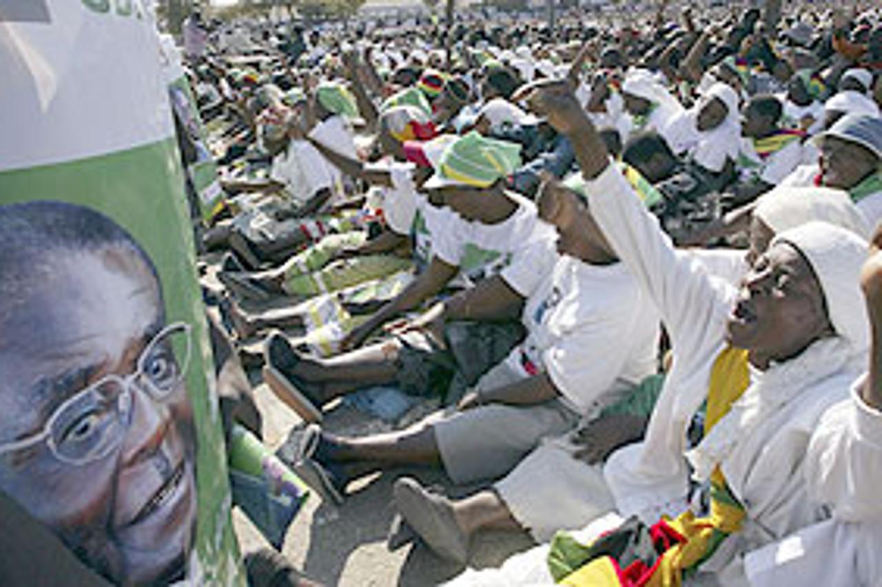 Pristaše Roberta Mugabea izvikuju slogane na predizbornom skupu dan prije drugog kruga predsjedničkih izbora