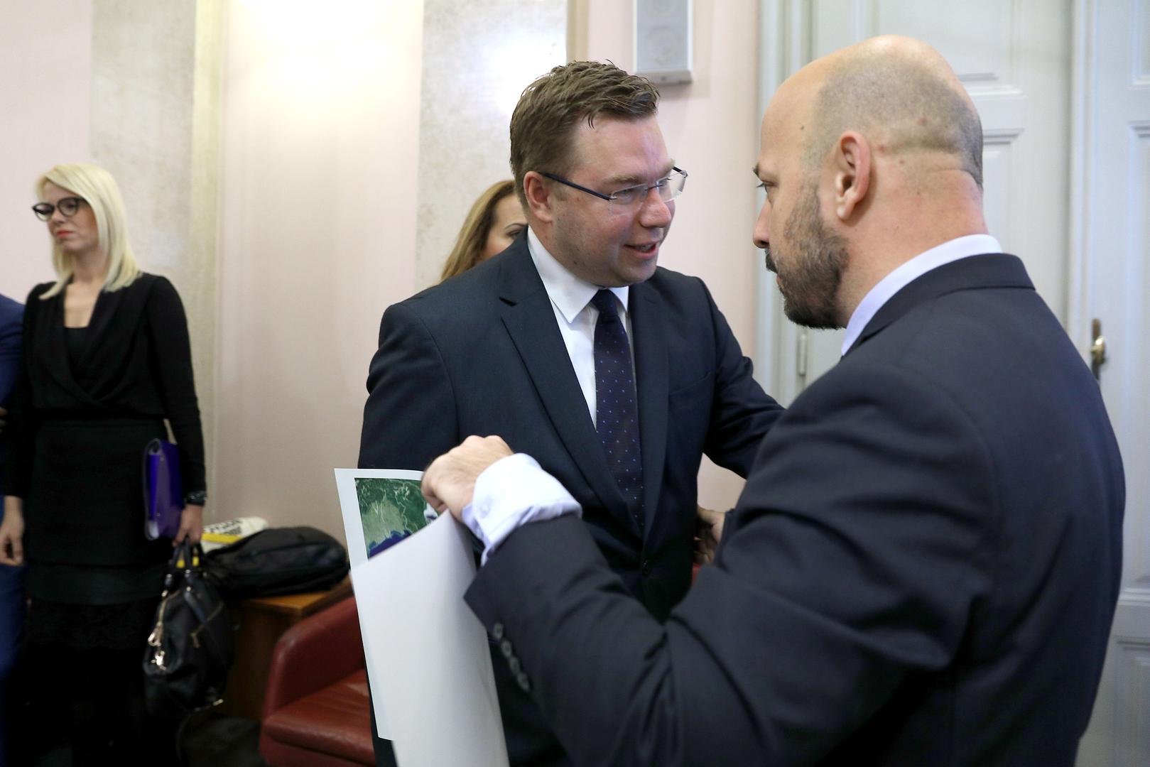 Gordan Maras na sjednicu Sabora donio je provokativni "dar" ministru rada Marku Paviću, po struci meteorologu.
