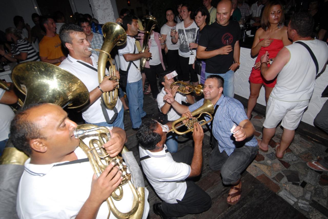 '17.07.2011., Bjelovar - Ljubitelji romske glazbe na svoje su dosli u nocnom lounge baru Zuma, a atrakcija za Bjelovarcane bio je romski puhacki (trubacki) orkestar Mecava iz Surdulice u Srbiji, a koj