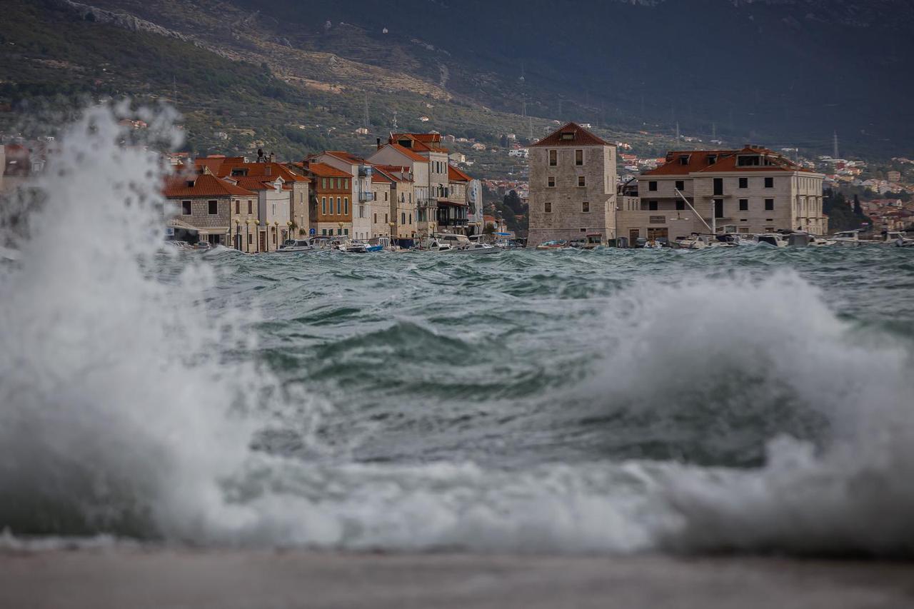 Kaštel Štafilići: Olujno jugo u Dalmaciji