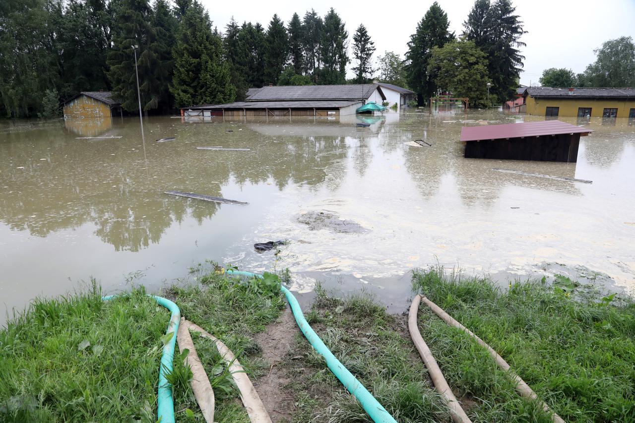 Sisak: Ministri Medved i Banožić obišli poplavljen kompleks za terapijsko jahanje