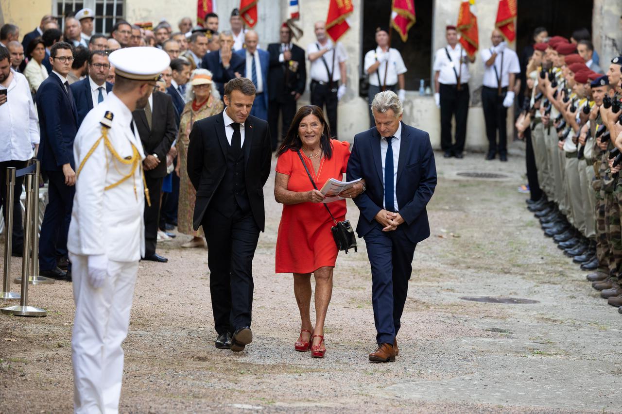 Le président de la République française Emmanuel Macron lors d'une cérémonie d'hommage aux résistants Fred Scamaroni et Danielle Casanova à Ajaccio