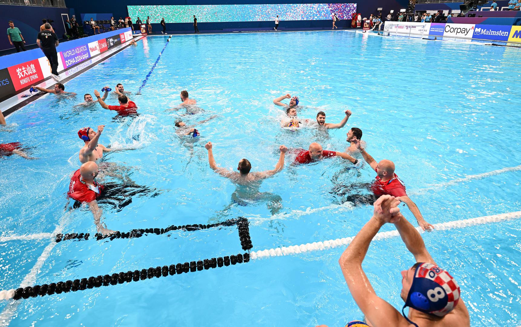 Hrvatska muška vaterpolska reprezentacija osvojila je naslov svjetskog prvaka u Dohi, u finalu je svladala Italiju sa 15-13 (2-3, 3-2, 3-2, 3-4; 4-2) nakon peteraca. A onda je krenula i fešta u bazenu...