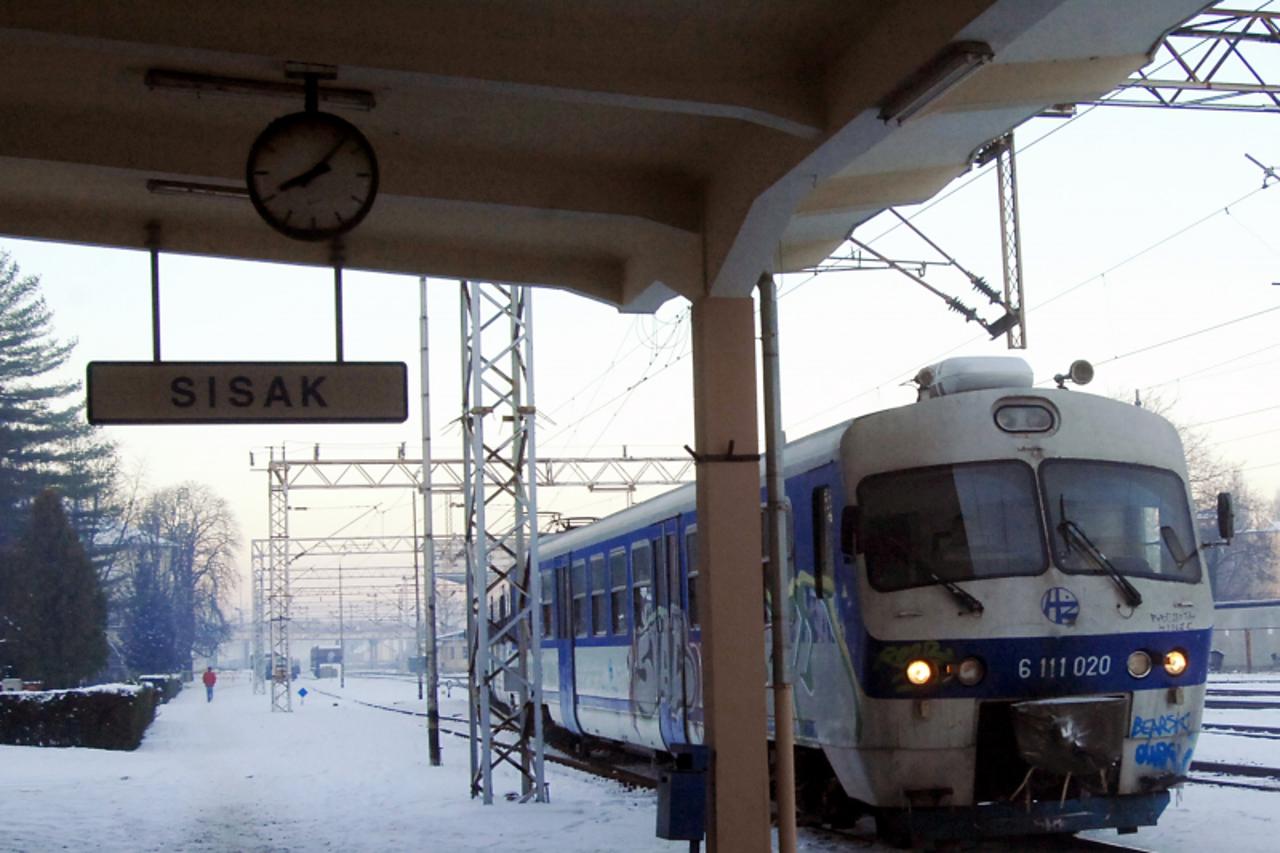 \'20.12.2010., Sisak - Umjesto u 7,55 vlak iz Zageba za Sisak na Zeljeznicki kolodvor stigao je u 8,07 sto j dodatno naljutilo putnike. Photo:Nikola Cutuk/PIXSELL\'