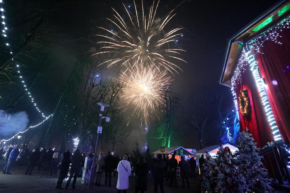 Karlovčani na Promenadi uz vatromet dočekali Novu 2022. godinu