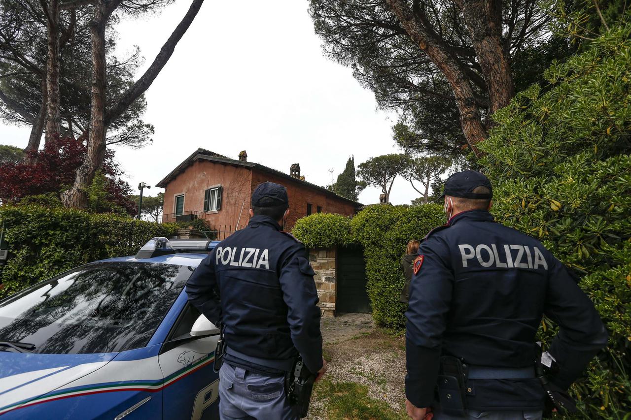Robbery in the home of the Roma player Chris Smalling in Via Trebazia