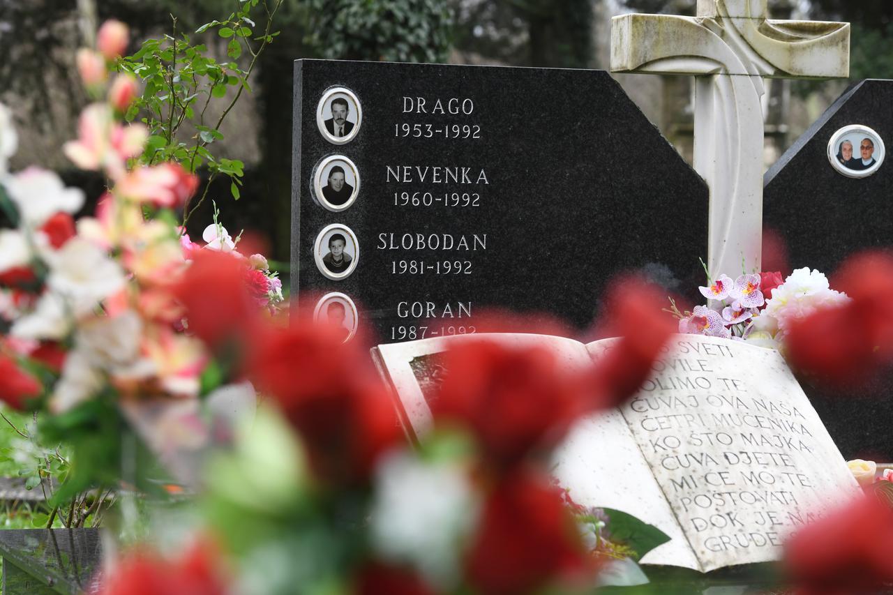 Ervenik: Položeni vijenci na grob obitelji Čengić povodom 31. obljetnice stradavanja