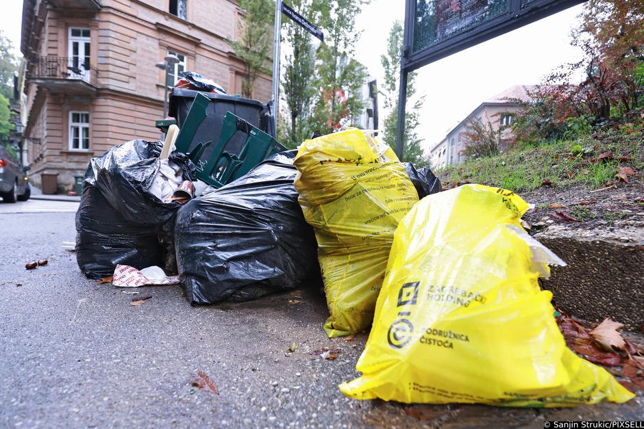 Zagreb: Kante i kontejneri prepuni smeća u središtu grada